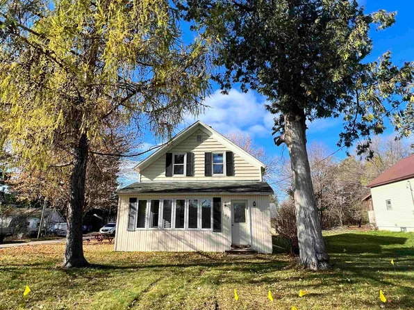 145 Lafollette St, Iola, WI 54945