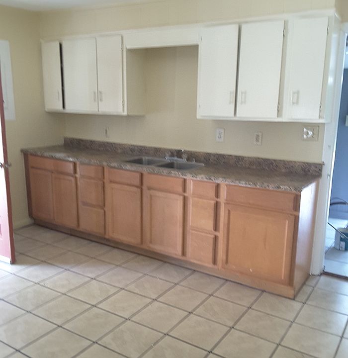 2nd image of 216 Dallas St