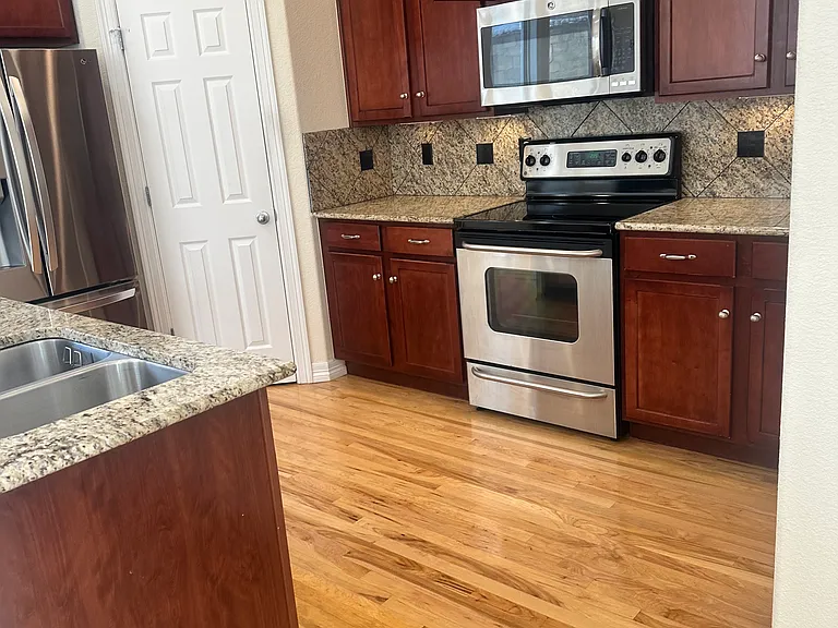 692 Louis Dr — Photo 3