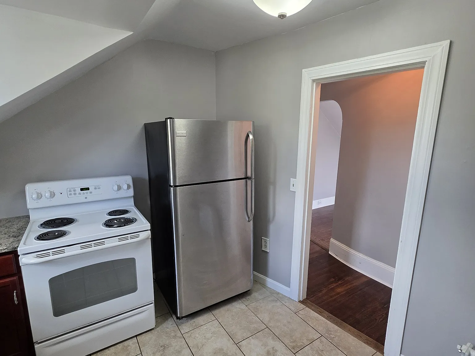  65 Magnolia St 3rdflr 1b/1b Updated Hardwoods Freshpaint Laundry 1cat — Photo 3