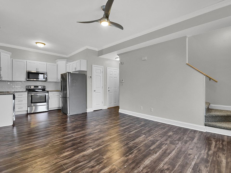 Kitchen & Family room - level 1: contemporary open floor plan, beautiful hardwood floors, crown moulding, with dual zoned heating and cooling