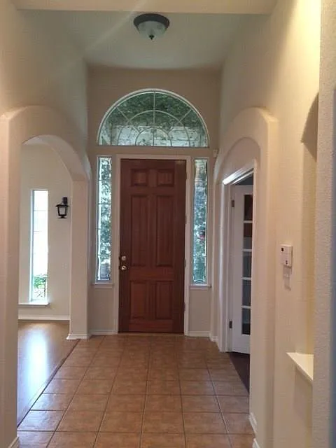 3 bed, 2.0 bath, 2300 sqft, $2,395 — Photo 2
