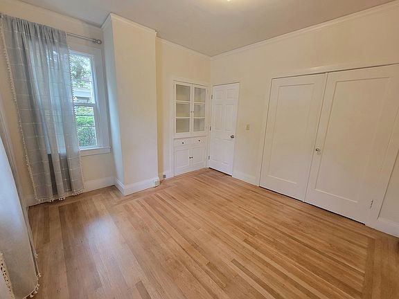 5th image of 2418 Russell St