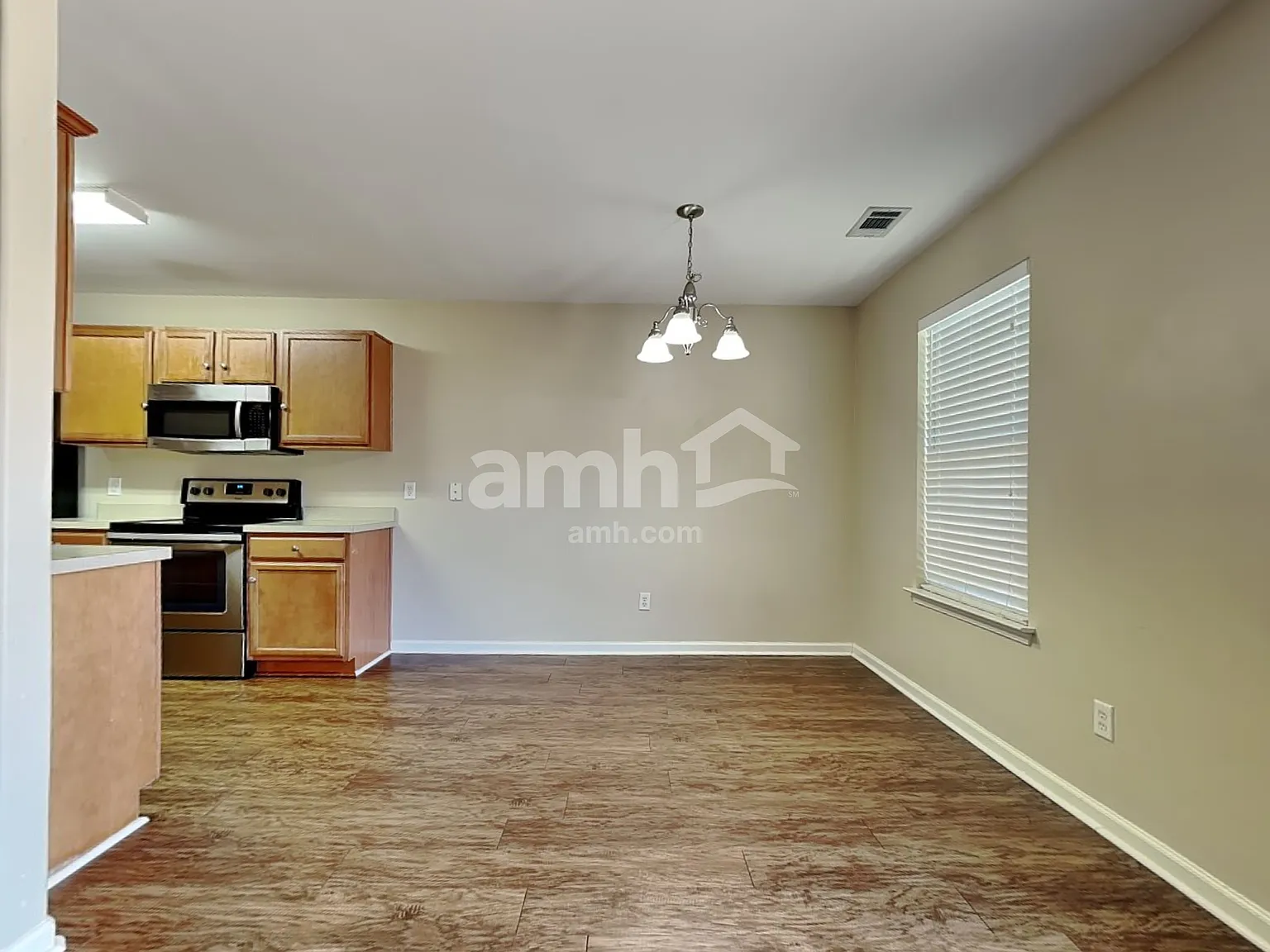 3 bed, 2.0 bath, 1443 sqft, $2,120 — Photo 4