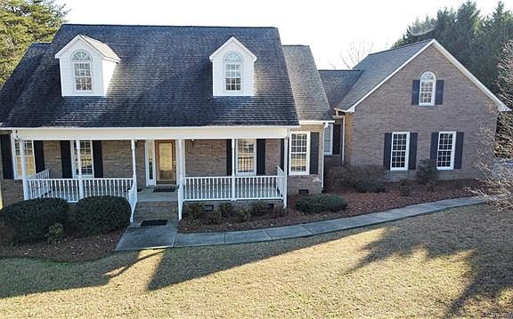 2nd image of 131 Jamestowne Cir