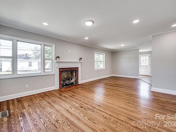 3rd image of 701 Rockwood Dr