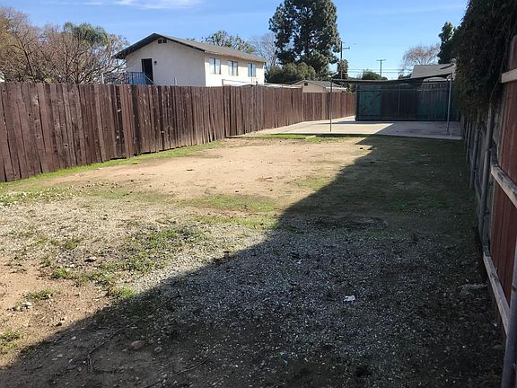 Rear Unit side yard-1