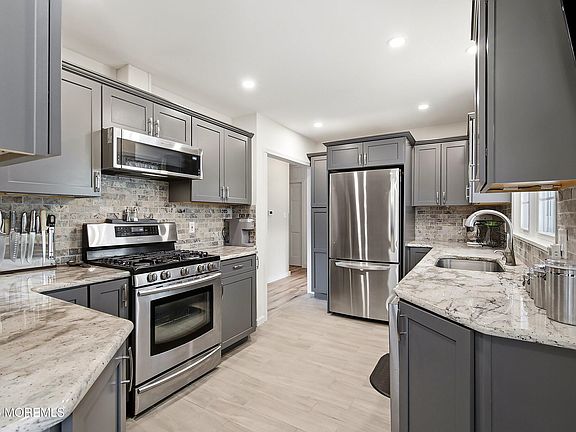 5th image of 327 Pacific Avenue