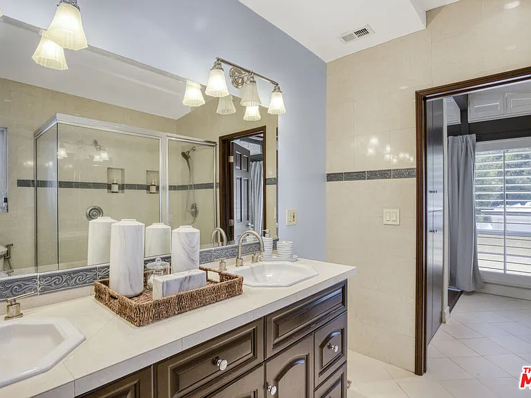 3970 Ellenita Ave — Photo 22