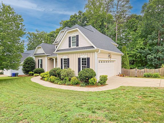 3rd image of 136 Windsong Dr