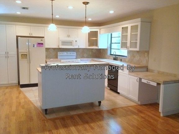 3rd image of 14910 Lake Forest Dr