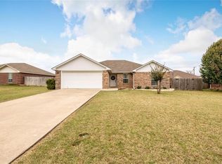 121 Lindenwood Ln N, Hewitt, TX 76643