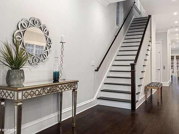 4th image of 2521 N Greenview Ave #1