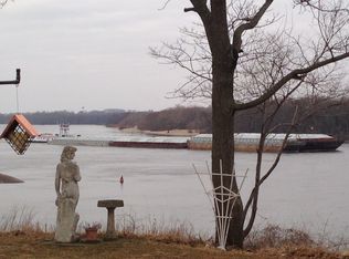 17512 River Rd N, Cordova, IL 61242