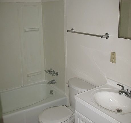 1675 1st fl bath with tub