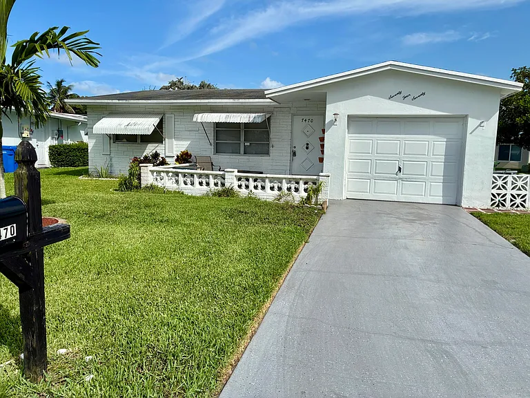 7470 NW 7th Pl — Photo 27