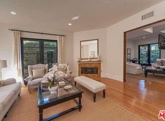 4th image of 1112 Wellesley Ave