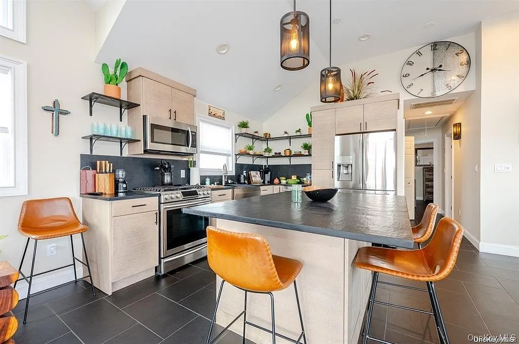 3 bed, 1.0 bath, 1000 sqft, $4,600 — Photo 3