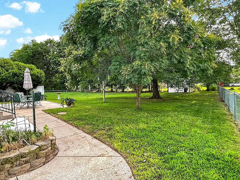 578 Donna Dr — Photo 14