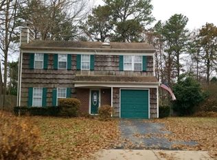 10 Cedar Heights Dr, Ridge, NY 11961