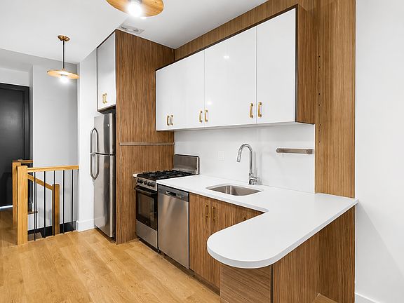 3rd image of 581 Fairview Ave #1A