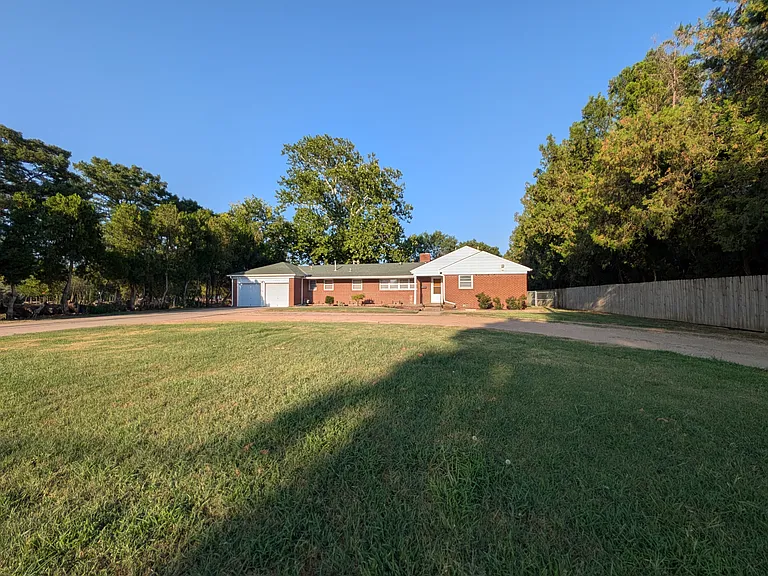2250 S Hillside St — Photo 2