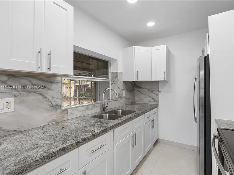 4331 SW 31st Dr — Photo 3