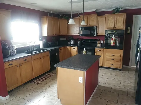 320 W Kell Rd, Salem, IL 62881