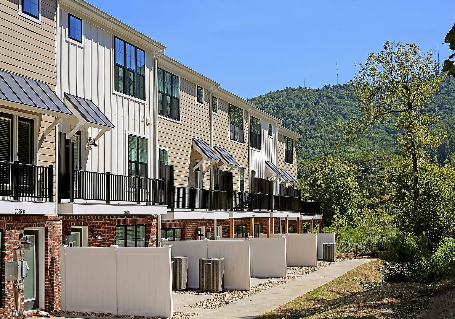 Move-in Ready, Dog-Friendly Galaxie Farm Apartment — Photo 1