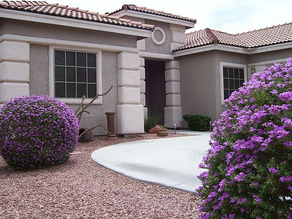 rounded drive way to garage