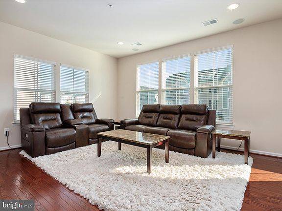 3rd image of 582 Fox River Hills Way