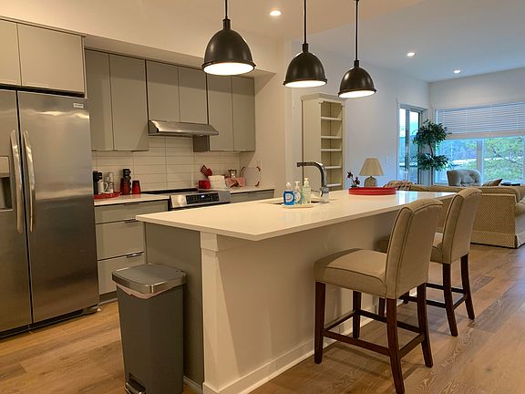 2nd image of 411 Fairpoint St #303