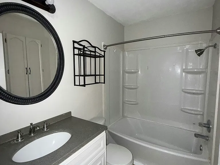 1690 Hofheinz St #B2 — Photo 10