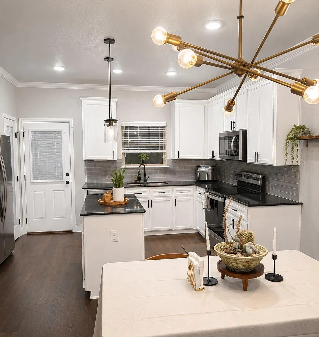 3 bed, 2.0 bath, 1452 sqft, $1,800 — Photo 4