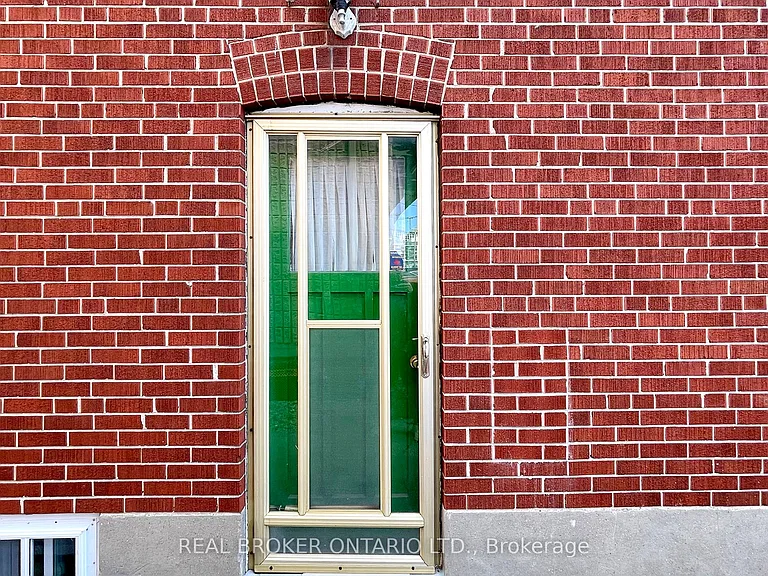 3241 Dufferin St — Photo 37