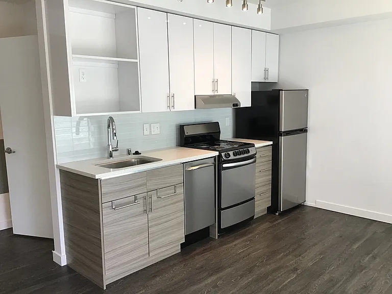 Hamilton- Your Bright, Modern City Home! — Photo 40