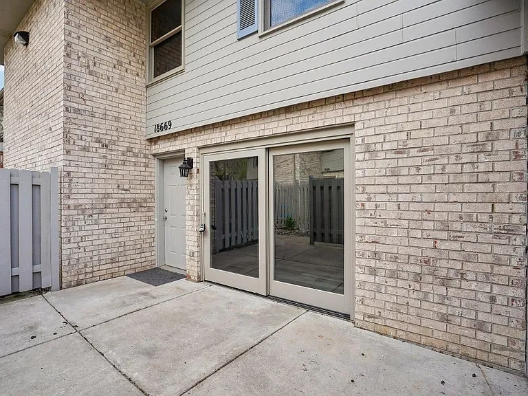 18669 Clear View Ct — Photo 37