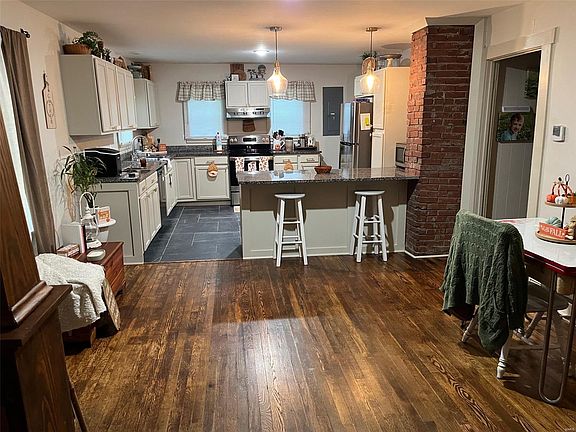3rd image of 601 Pine St