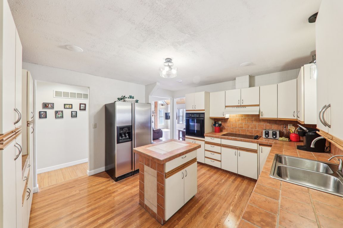 6101 Rosewood Ln-014.jpg