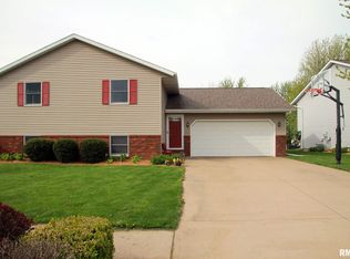 2202 Mitchell Dr, Eureka, IL 61530