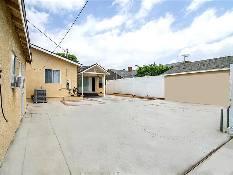 19324 Victory Blvd — Photo 14
