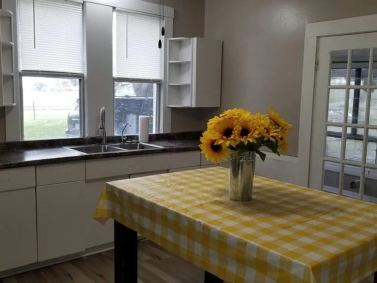 Large Eat-in Country Kitchen with reverse osmosis filter