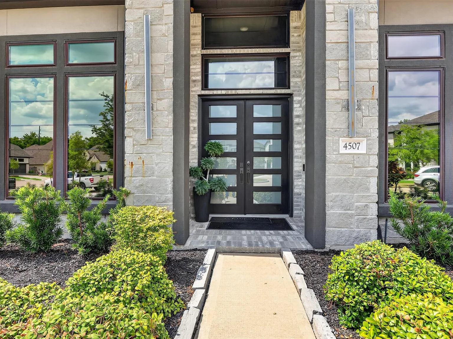 5 bed, 5.5 bath, 4060 sqft, $6,000 — Photo 4