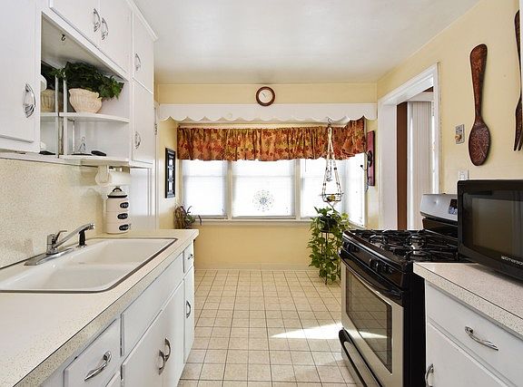 4th image of 905 N Highland Dr