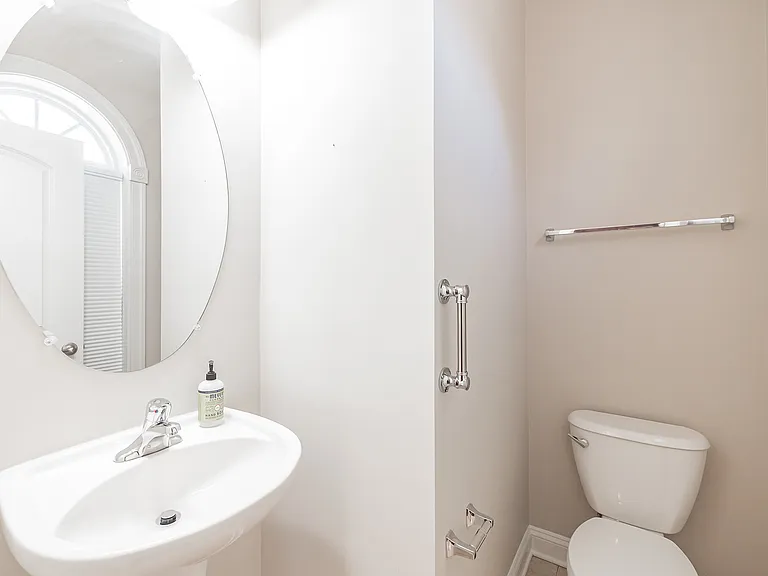 513 Girard St — Photo 7