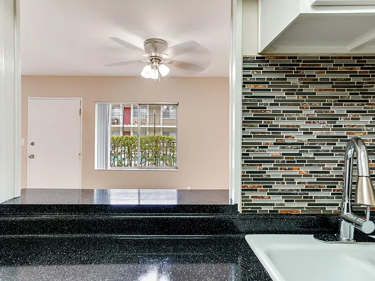 Chateau Apartments — Photo 51