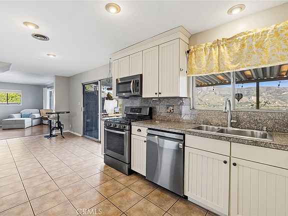 4th image of 468 E View Dr