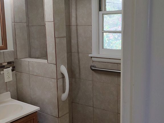 Bathroom (photo 2 of 2)