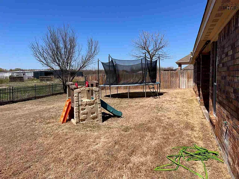 4928 Spring Hill Dr — Photo 2
