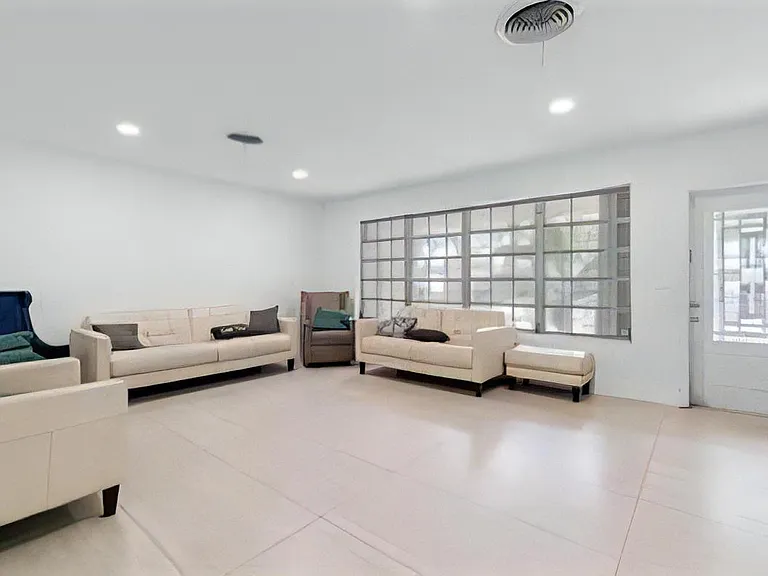 5911 SW 36th Ter — Photo 2